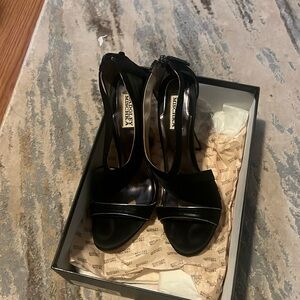 Badgley Mischka Shoe Size 8.5 Black Satin & Suede open toe Pleated Pumps